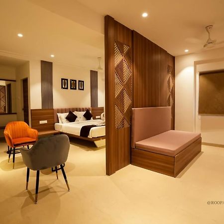 Hotel Veesons Executive Solāpur Exterior foto