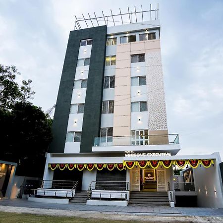 Hotel Veesons Executive Solāpur Exterior foto