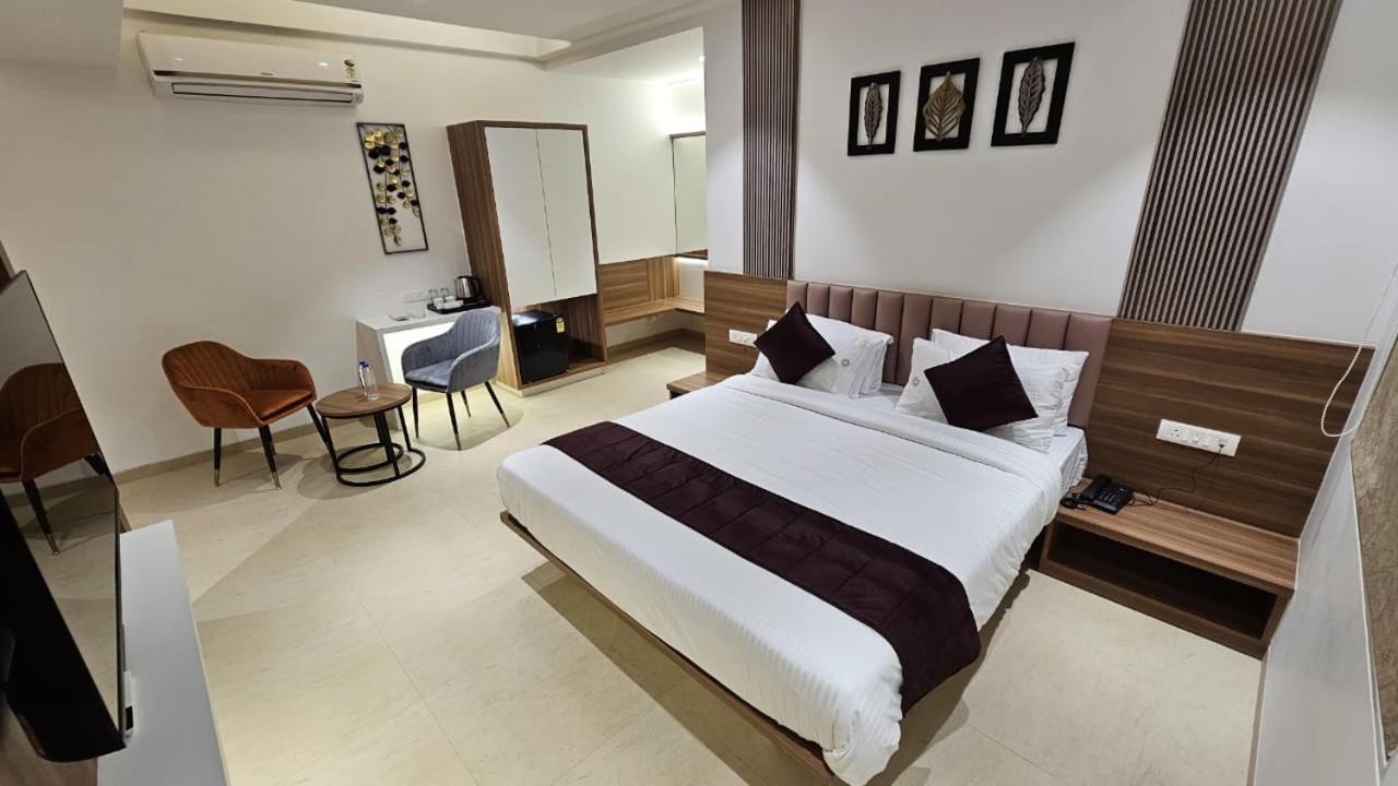 Hotel Veesons Executive Solāpur Exterior foto