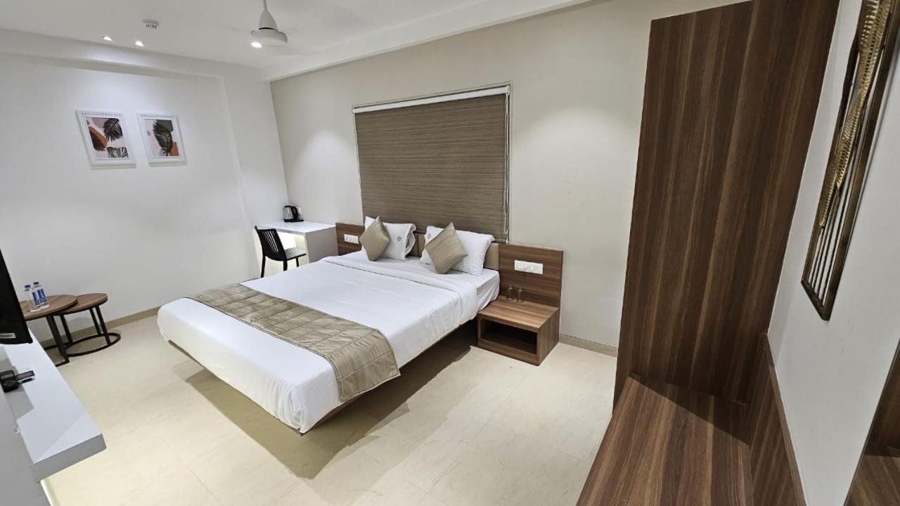 Hotel Veesons Executive Solāpur Exterior foto