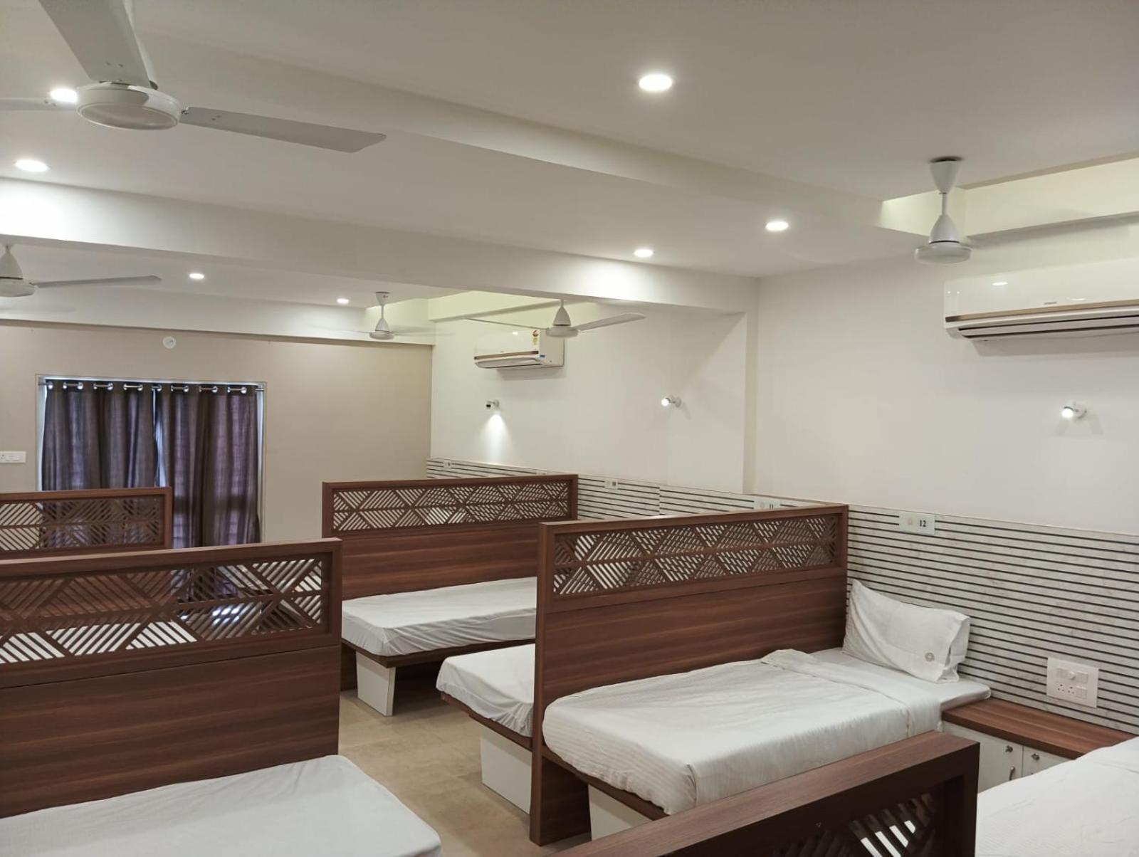 Hotel Veesons Executive Solāpur Exterior foto