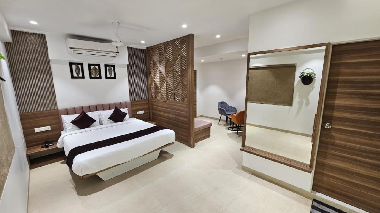 Hotel Veesons Executive Solāpur Exterior foto